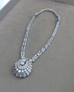 Exceptionnel collier platine diamants : environ 38 carats taille brillant et baguettes
pouvant former bracelet 2 brins et clip de revers. Année 1950/1955.