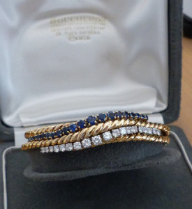 BOUCHERON: bracelet or jaune serti de diamants sur platine et saphirs.
Une montre est dissimulée sous pierres: mouvement mécanique Oméga
avec backwinder. Année 1955/1960.