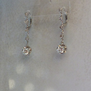 Boucles d'oreilles or blanc diamants 2x 0ct60 (diamants principaux).Taille brillant. Année 1955/1960. Fermoirs à bascules. Px: 3900 euros